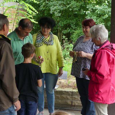 Pokal&uuml;bergabe beim Gro&szlig;eltern-Enkel-Minigolfturnier