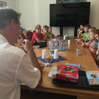 B�rgermeister Frank Balzer empf�ngt die Kinder in seinem Beratungsraum und in seinem B�ro.