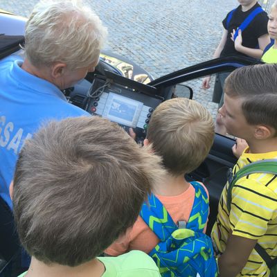 So funktioniert das Blitzerauto. Die Mitarbeiterin aus dem Ordnungsamt erkl�rt die Technik.