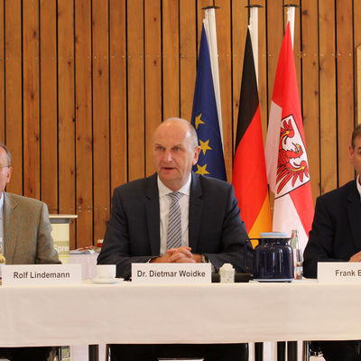 B�rgermeister Frank Balzer neben Ministerpr�sident Dietmar Woidke