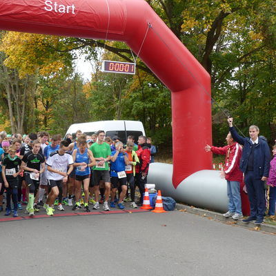 Startschuss durch B�rgermeister Frank Balzer beim 11. Schalubetal-Marathon am 20.10.2018