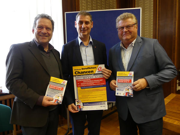 Ralf Hillburger (QCW), B&uuml;rgermeister Frank Balzer und Frank-Uwe Gerlach (Wirtschaftsmanagement/von links nach rechts)
