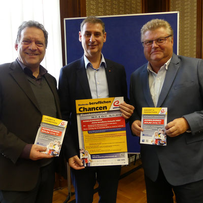 Ralf Hillburger (QCW), B�rgermeister Frank Balzer und Frank-Uwe Gerlach (Wirtschaftsmanagement/von links nach rechts)
