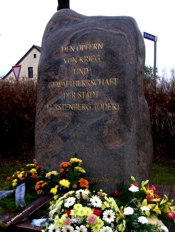 Volkstrauertag - Denkmal am Friedensplatz