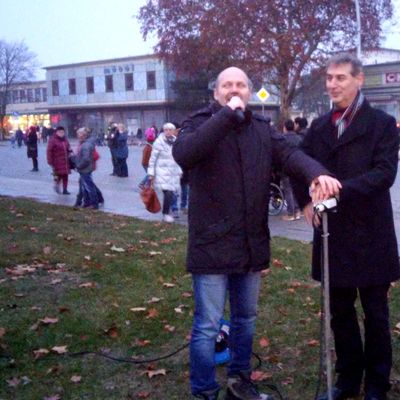 Dirk Lehmpuhl-Ponta Verein ProCity Eisenh�ttenstadt und B�rgermeister Frank Balzer schalten das Licht f�r die Weihnachtsbeleuchtung an.