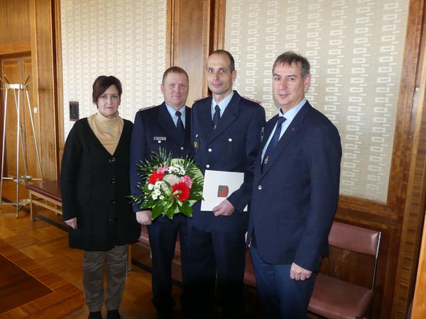 Martina Harz, Fachbereichsleiterin des Fachbereiches B�rgerdienste, Wehrf�hrer Norbert Manteufel, stellv. Wehrf�hrer Sven Koch und B�rgermeister Frank Balzer (von links).