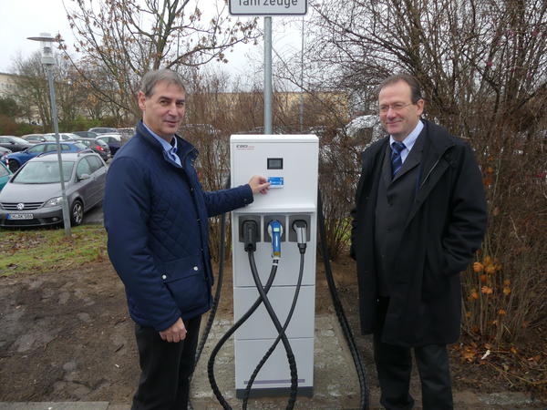 Frank Balzer (links) und Robert B&ouml;swetter bei der Inbetriebnahme der E-Tanks&auml;ule am Rathaus.