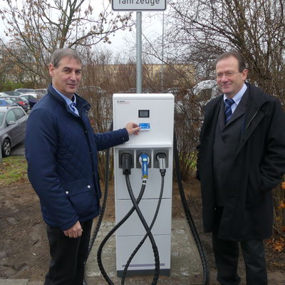 Frank Balzer (links) und Robert B�swetter bei der Inbetriebnahme der E-Tanks�ule am Rathaus.