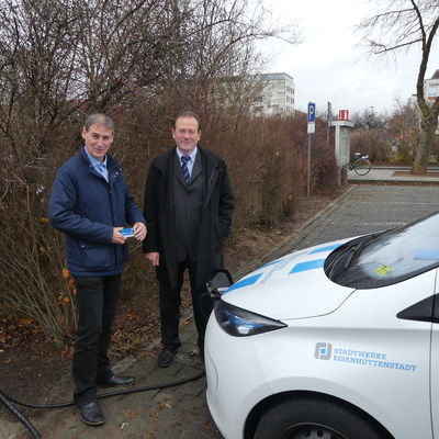 Frank Balzer (links) und Robert B�swetter bei der Inbetriebnahme der E-Tanks�ule am Rathaus