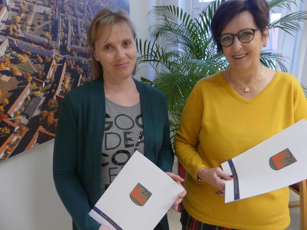 Antje Gla&szlig; (links) und Martina Harz mit ihren Ernennungsurkunden.