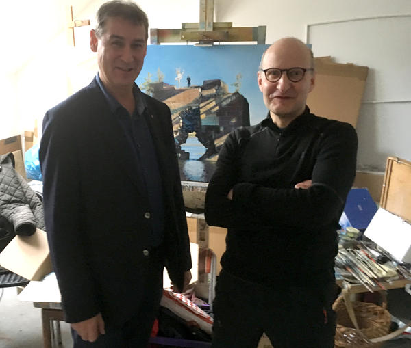 B�rgermeister Frank Balzer (links) gratuliert dem Maler und Grafiker Matthias Steier zum 60. Geburtstag in dessen Atelier.