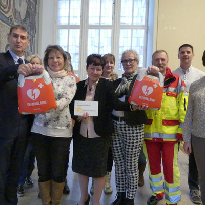 Neuer Defibrillator im Rathaus Eisenh�ttenstadt