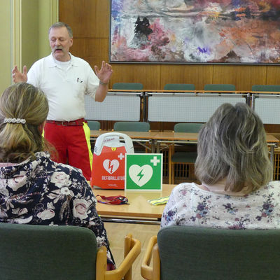Neuer Defibrillator im Rathaus Eisenh�ttenstadt
