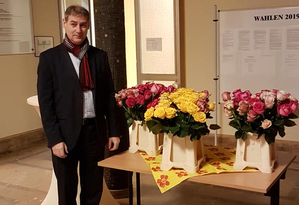 B&uuml;rgermeister Frank Balzer empf&auml;ngt die Frauen der Verwaltung am Frauentag mit Rosen.