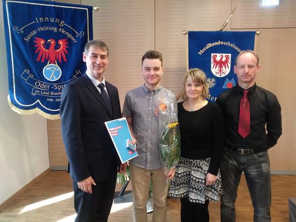 Jean-Pierre Lindorf hat seine Gesellenurkunde im Beisein von Bürgermeister Frank Balzer (links) und seinen stolzen Eltern erhalten.