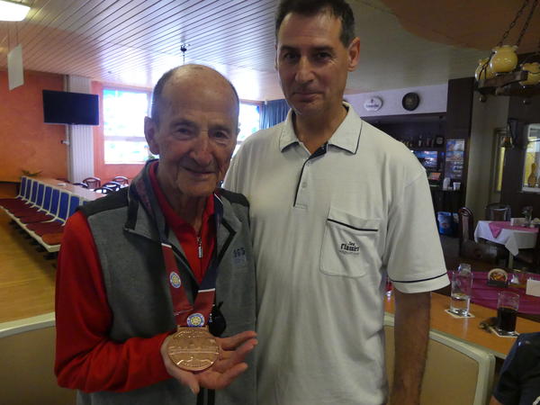 Ein Vorbild im Senioren-Sport: Tischtennis-Senioren-Weltmeister und mehrfacher WM-Medaillengewinner Horst Fischer. Hier mit Bürgermeister Frank Balzer.