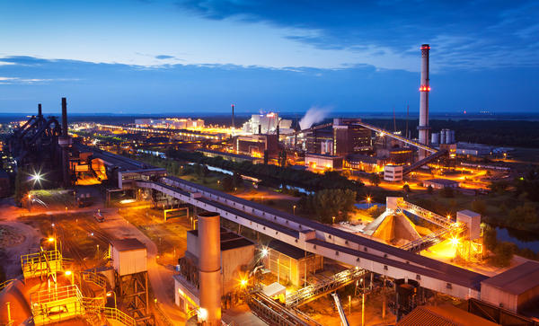 Roheisenwerk  von ArcelorMittal am Abend 2011 mit Blick auf die Sinteranlage und die Papierfabrik in EisenhüttenstadtAlle Rechte vorbehalten. Abdruck nur gegen Nennung, Belegexemplare und Honorar.Kontonummer: 253804 CRONBANK (BLZ 50530000)IBAN: DE12 5053 0000 0000 2538 04BIC/Swift-Code: GENODE51CROUSt-IdNr. DE192 768 056