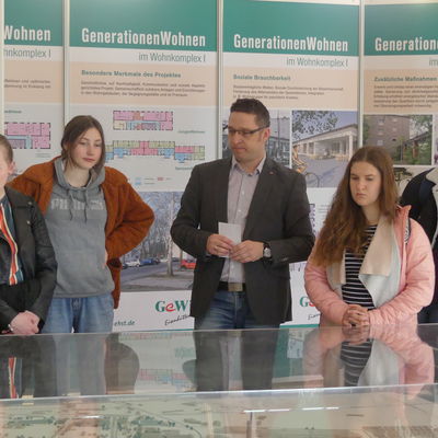Michael Reh informiert zur Planstadt am Modell im Rathausfoyer