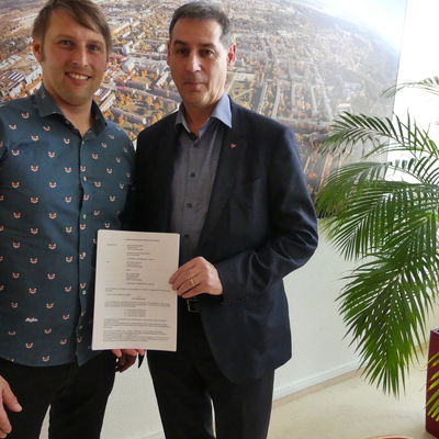 Veranstalter Stefan Reschke und Brgermeister Frank Balzer mit der neuen Freilichtbhnen-Vereinbarung