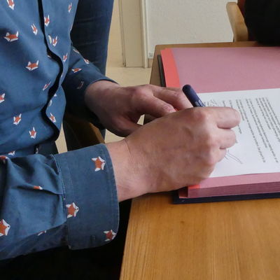 Stefan Reschke unterschreibt.