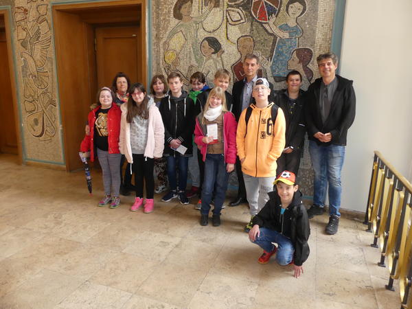 5. Klasse der Otto-Buchwitz-Schule mit B&uuml;rgermeister Frank Balzer vor dem Saal der SVV mit Mosaikbild Walter Womackas