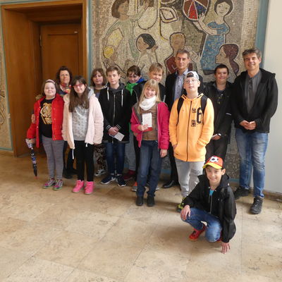 5. Klasse der Otto-Buchwitz-Schule mit B�rgermeister Frank Balzer vor dem Saal der SVV mit Mosaikbild Walter Womackas