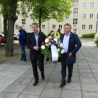 B�rgermeister Frank Balzer mit dem Vorsitzenden der SVV Peter M�ller