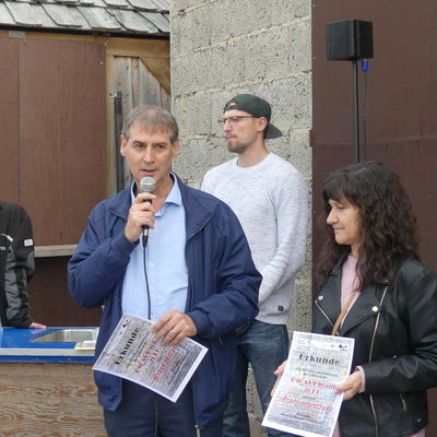 Urkunden f�r B�rgermeister Frank Balzer und Katrin Fiegen, Fachbereichsleiterin Familie und Schule. Dank f�r die tolle Unterst�tzung des Projektes.