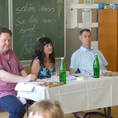 Kai-Uwe Haferkorn (Bereichsleiter Stadtkarte, Gr�nanlagen, kommunale Dienste), Katrin Fiegen (Fachbereichsleiterin Familie und Schule) und B�rgermeister Frank Balzer.