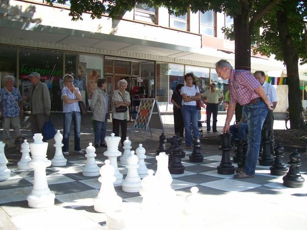 Schach unter freiem HImmel in der Lindenallee.