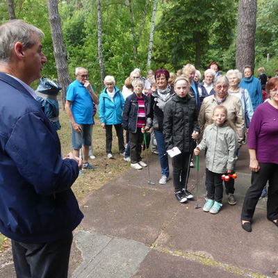 Gro�eltern-Enkel-Turnier auf der Minigolf-Anlage auf der Insel in Eisenh�ttenstadt