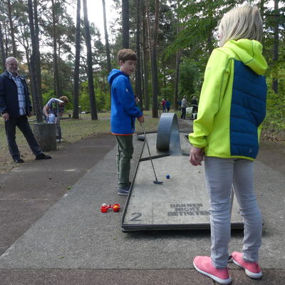 Gro�eltern-Enkel-Turnier auf der Minigolf-Anlage auf der Insel in Eisenh�ttenstadt
