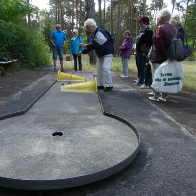 Gro�eltern-Enkel-Turnier auf der Minigolf-Anlage auf der Insel in Eisenh�ttenstadt