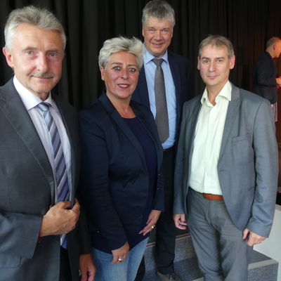 Auf dem Bild von links nach rechts: Brandenburgs Innenminister Karl-Heinz Schr�ter, Christiane Barcikowski, Michael Buhrke (1. Beigeordneter Landkreis Oder-Spree), Eisenh�ttenstadts B�rgermeister Frank Balzer