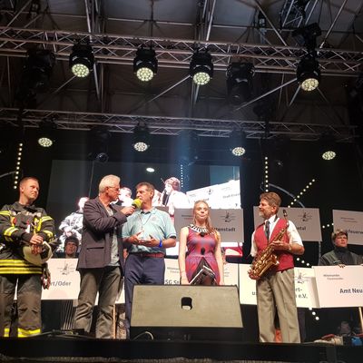 Antenne-Brandenburg-Moderator Detlef Olle (Mitte, links) er�ffnet am Freitagabend zusammen mit B�rgermeister Frank Balzer (Mitte, rechts) und den Gesichtern der Stadtfest-Kampagne das 20. Stadtfest Eisenh�ttenstadt.