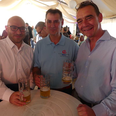 B�rgermeister Frank Balzer (Mitte) begr��te seinen Amtskollegen aus Frankfurt (Oder), Ren� Wilke (links) und den Frankfurter Brauhaus-Chef G�tz Ziaja.