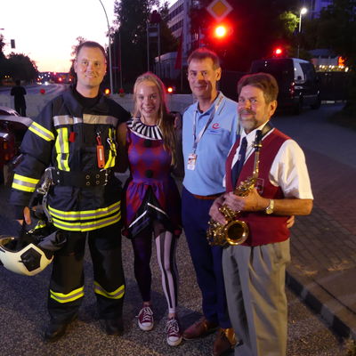 B�rgermeister Frank Balzer mit den Stadtfestgesichtern Annika Winter (T�nzerin CarMa e.V.), G�nter Niegot (Saxophonist M�rkische Blasmusik Eisenh�ttenstadt e.V.) und Friedrich He� (Feuerwehrmann Werksfeuerwehr ArcelorMittal Eisenh�ttenstadt GmbH).