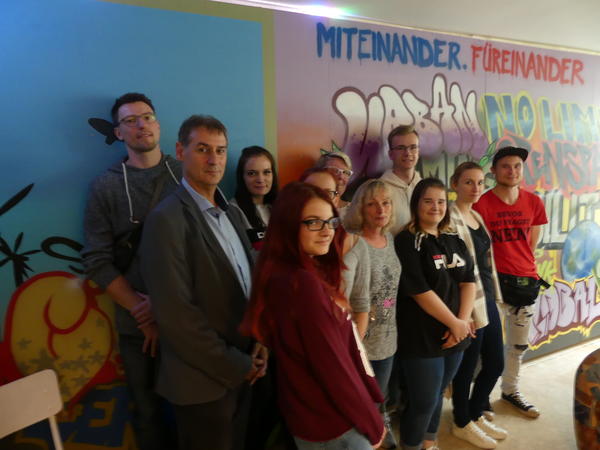 Jubs Eisenh&uuml;ttenstadt - &Uuml;bergabe Grafitti vom Stadtfest an Jugendliche