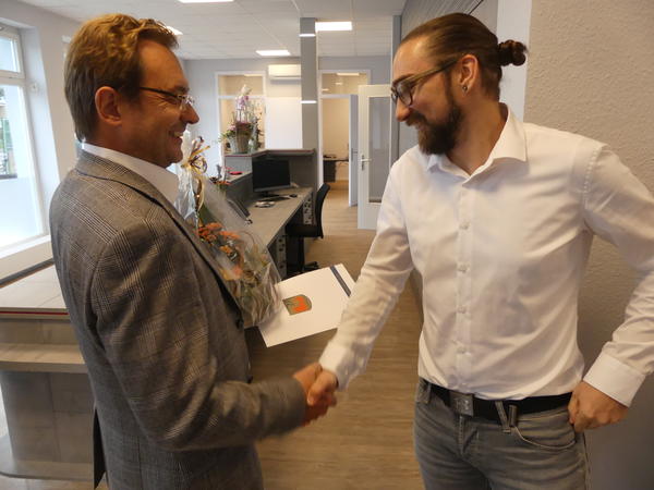 Thomas K&uuml;hn gratuliert Peter Haubold-Kretschmer zur Er&ouml;ffnung des neuen Augenzentrums in Eisenh&uuml;ttenstadt