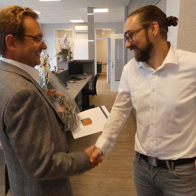 Thomas K�hn gratuliert Peter Haubold-Kretschmer zur Er�ffnung des neuen Augenzentrums in Eisenh�ttenstadt
