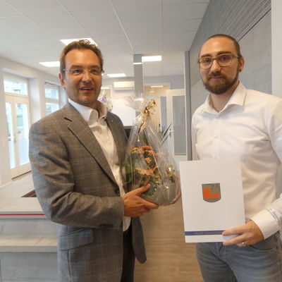 Thomas K�hn (links) gratuliert Peter Haubold-Kretschmer Er�ffnung des neuen Augenzentrums in Eisenh�ttenstadt