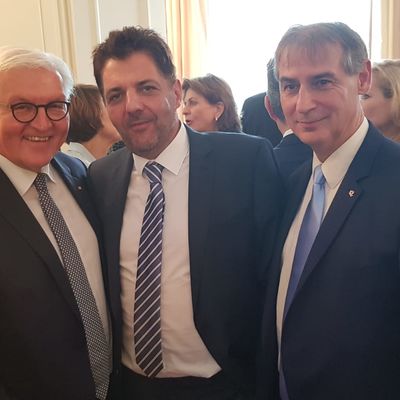 Bei Bundespr�sident Frank-Walter Steinmeier (links) in Schloss Bellevue mit B�rgermeister Frank Balzer (rechts) und Fachbereichsleiter Michael Reichl