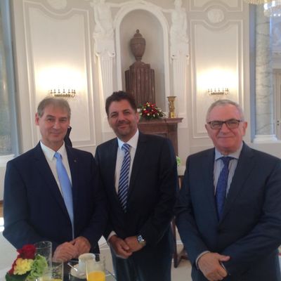 B�rgermeister fRank Balzer (links), Fachbereichsleiter Michael Reichl (Mitte) und Ex-B�rgermeister Rainer Werner im Schloss Bellevue