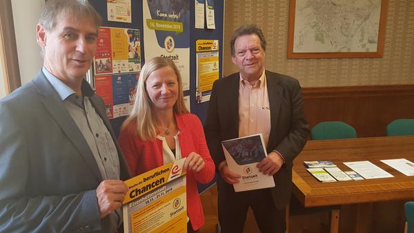 Vor der Woche der beruflichen Chancen: B&uuml;rgermeister Frank Balzer, WFBB-Projektleiterin Silvia Janiak und QCW-Gesch&auml;ftsf&uuml;hrer Ralf Hillburger (von links).