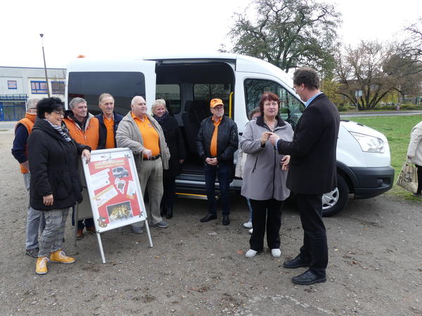 &Uuml;bergabe Kleinbus an ENGEL e.V.