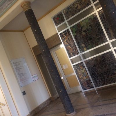Bleiglasfenster im Aufbau im Foyer des Rathauses