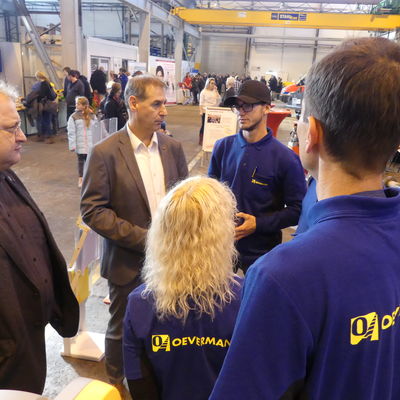 B�rgermeister Frank Balzer beim "Startzeit"-Rundgang - hier mit Holger Wachsmann von der IG Metall