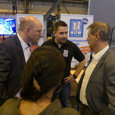 B�rgermeister Frank Balzer beim "Startzeit"-Rundgang - hier mit Michael Bach von ArcelorMittal