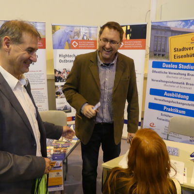 B�rgermeister Frank Balzer beim "Startzeit"-Rundgang - hier am Stand der Eisenh�ttenst�dter Stadtverwaltung