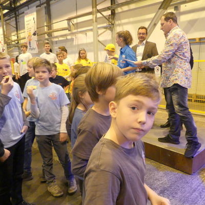 Thomas K�hn (Podest Mitte) er�ffnet mit Ralf Hillburger vom QCW (rechts) die First Lego League